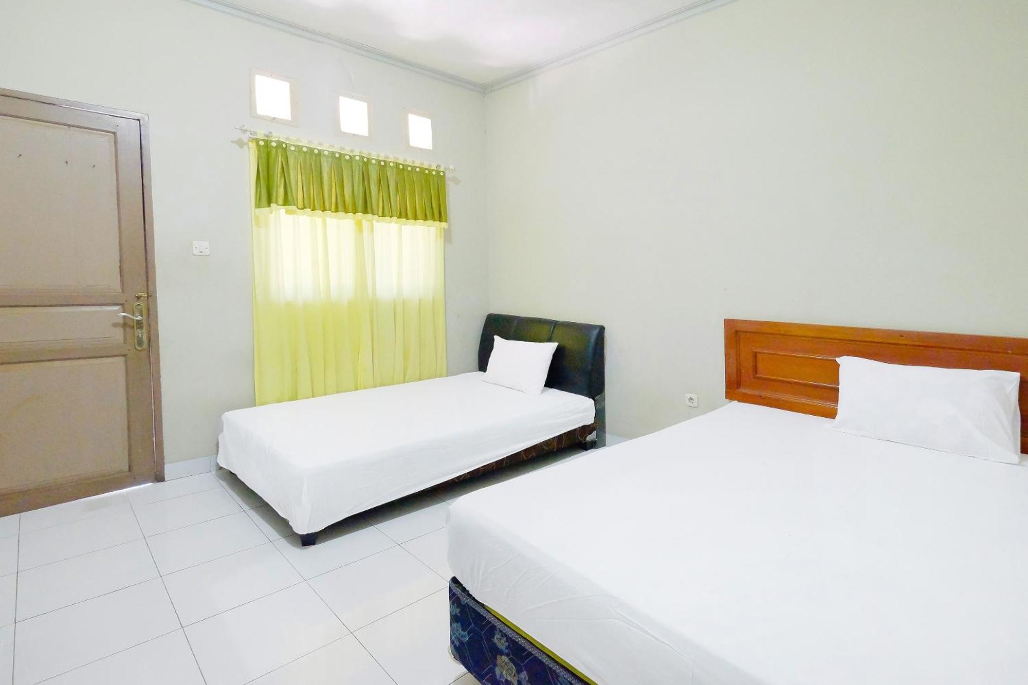 Collection O 91046 Hotel Remaja Indah Masamba Exterior photo